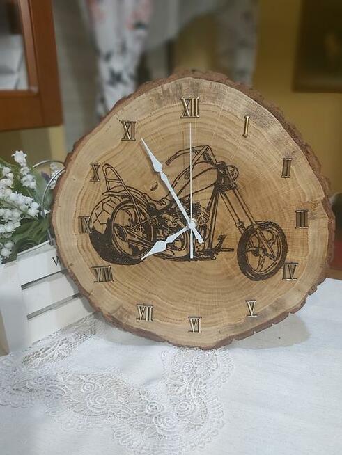 Zegary na plastrze dębu, brzozy