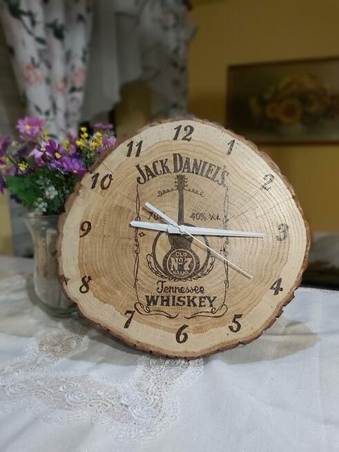 Zegary na plastrze dębu, brzozy