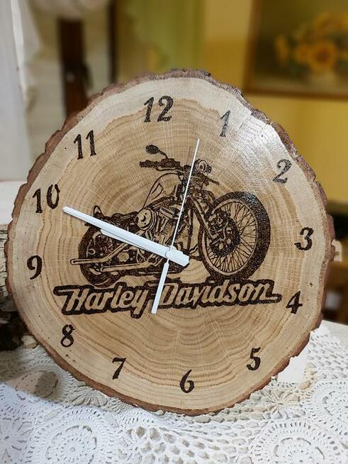 Zegary na plastrze dębu, brzozy