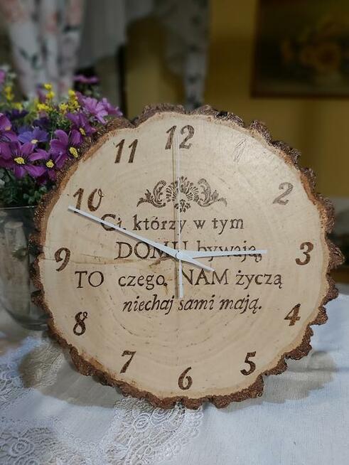 Zegary na plastrze dębu, brzozy