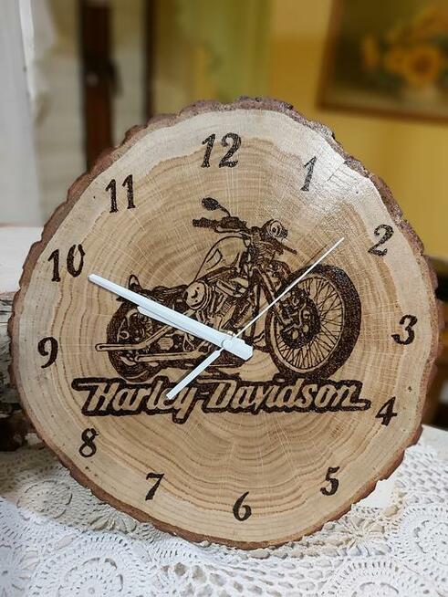 Zegary na plastrze dębu, brzozy