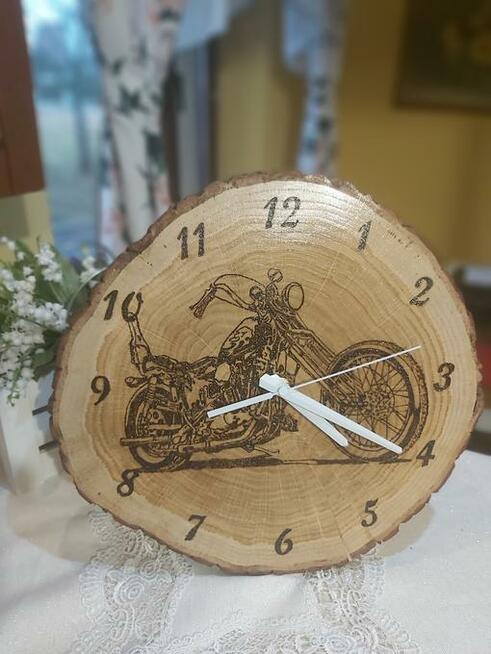 Zegary na plastrze dębu, brzozy