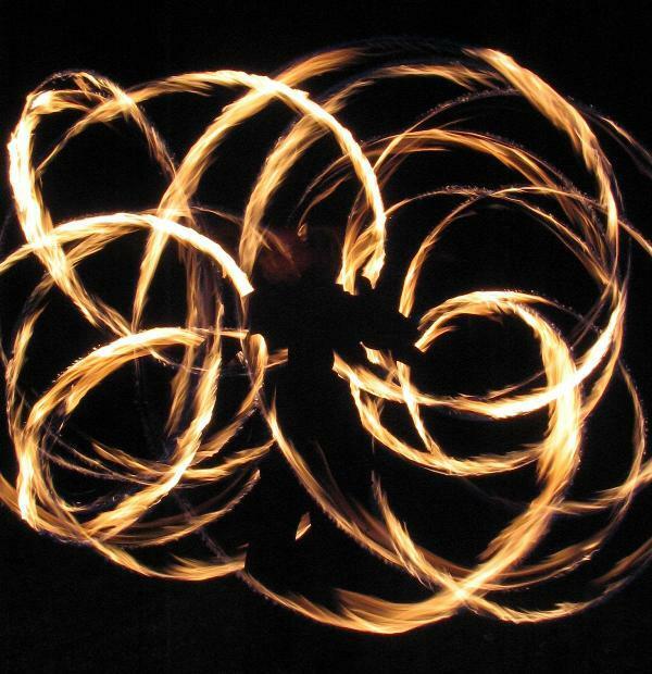 Artystyczne atrakcje na Andrzejki - wróżki, szczudlarze, mim