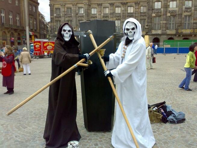 Artystyczne atrakcje na Andrzejki - wróżki, szczudlarze, mim