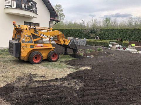 USŁUGI MINIKOPARKĄ, MINIŁADOWARKĄ, WYWROTKĄ, DRENAŻ, PIASEK