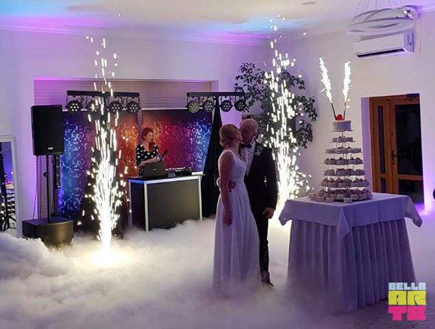 Fontanny iskier + ciężki dym + napis Love