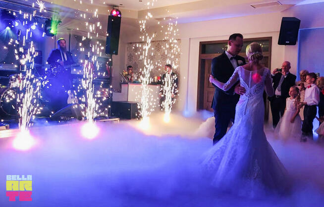 Fontanny iskier + ciężki dym + napis Love