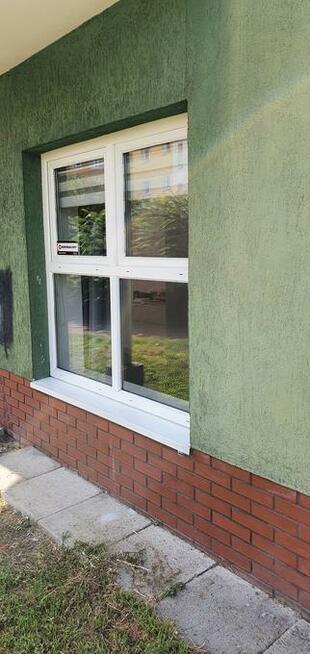 Mycie witryn okien szyb przeszkleń powierzchni szklanych