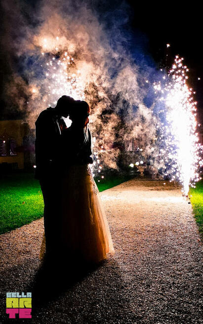 Fontanny iskier + ciężki dym + napis Love