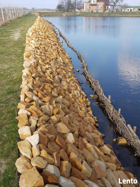 Kamień na brzegi stawu rzeki oczka wodnego umocnienia łupek