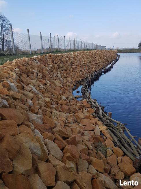 Kamień na brzegi stawu rzeki oczka wodnego umocnienia łupek