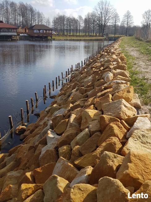 Kamień na brzegi stawu rzeki oczka wodnego umocnienia łupek