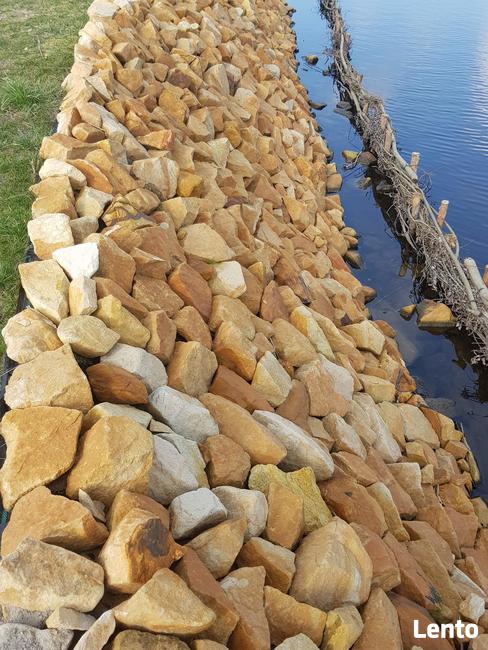 Kamień na brzegi stawu rzeki oczka wodnego umocnienia łupek