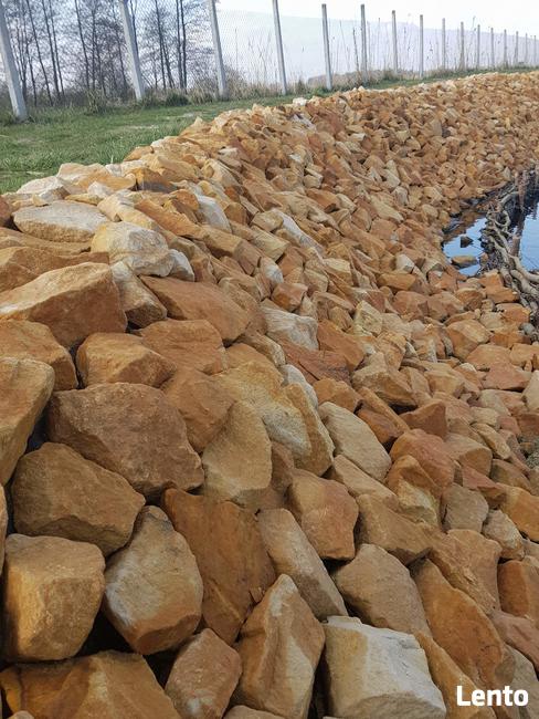 Kamień na brzegi stawu rzeki oczka wodnego umocnienia łupek