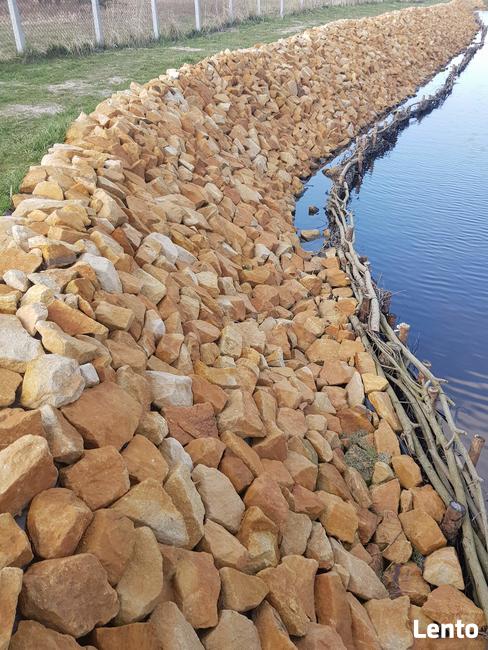 Kamień na brzegi stawu rzeki oczka wodnego umocnienia łupek