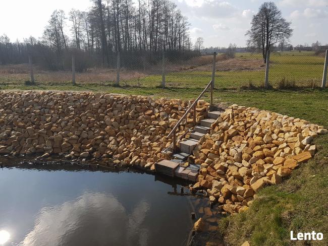 Kamień na brzegi stawu rzeki oczka wodnego umocnienia łupek