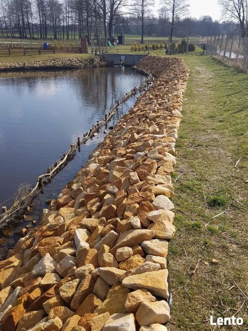 Kamień na brzegi stawu rzeki oczka wodnego umocnienia łupek