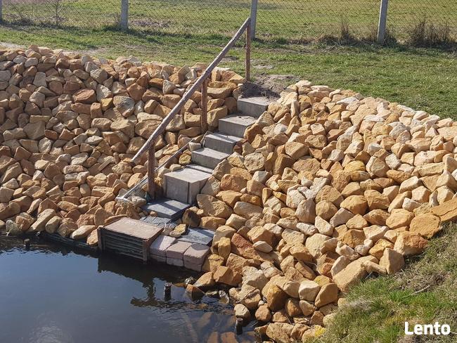 Kamień na brzegi stawu rzeki oczka wodnego umocnienia łupek