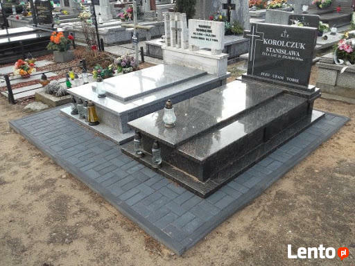 Układanie kostki przy nagrobkach