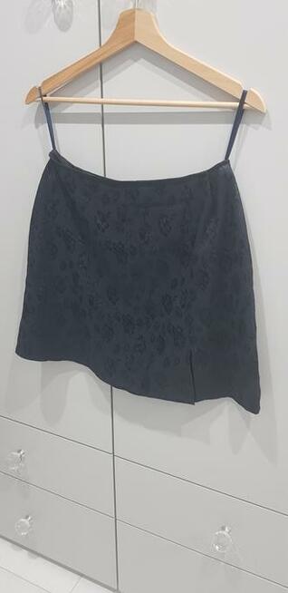 Czarna spódniczka w kwiaty