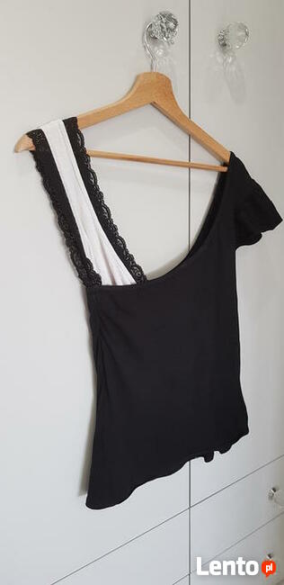 Bluzeczka na dwóch różnych ramiączkach