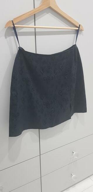 Czarna spódniczka w kwiaty