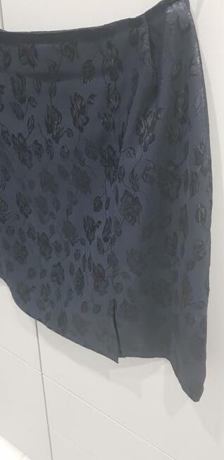 Czarna spódniczka w kwiaty