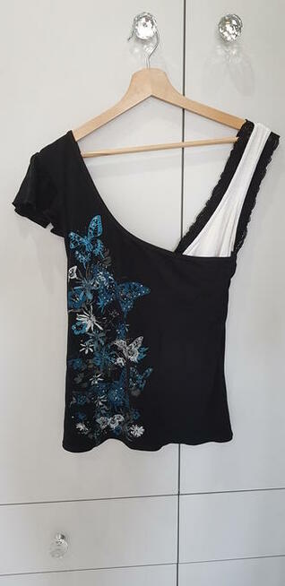 Bluzeczka na dwóch różnych ramiączkach