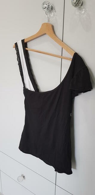 Bluzeczka na dwóch różnych ramiączkach