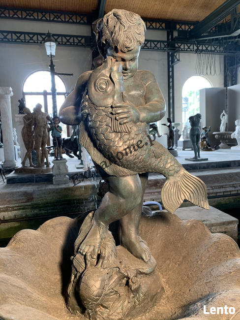 Fontanna z brązu Chłopiec z rybą