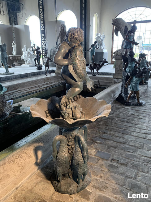 Fontanna z brązu Chłopiec z rybą