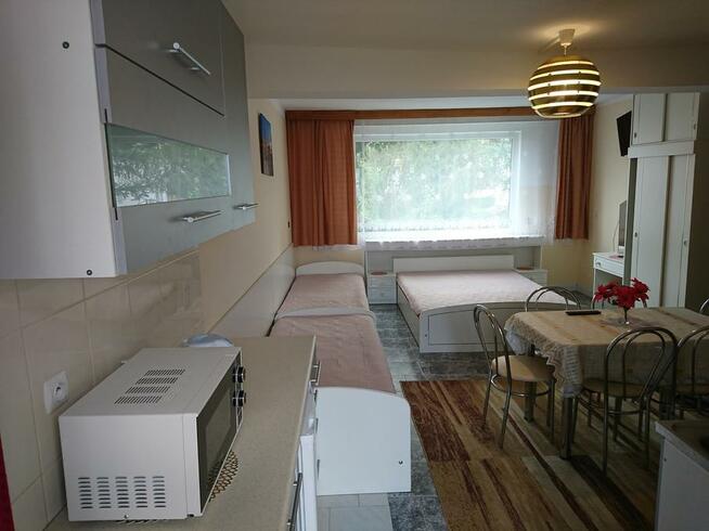 pokoje z łazienkami i aneksem kuchennym 800m.plaża