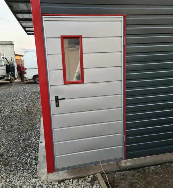 Garaż blaszany dwuspadowy 8x12 bramy uchylne okna drzwi