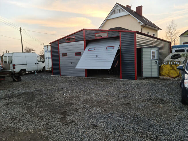 Garaż blaszany dwuspadowy 8x12 bramy uchylne okna drzwi