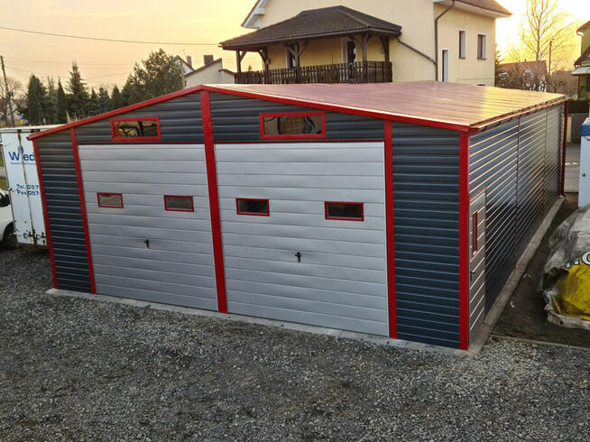 Garaż blaszany dwuspadowy 8x12 bramy uchylne okna drzwi