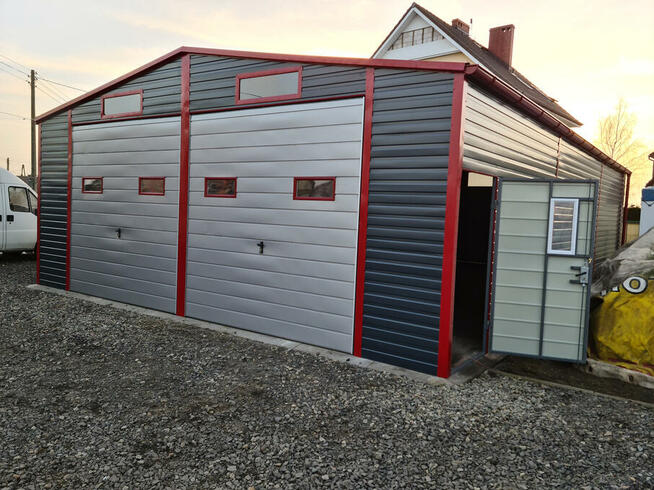 Garaż blaszany dwuspadowy 8x12 bramy uchylne okna drzwi