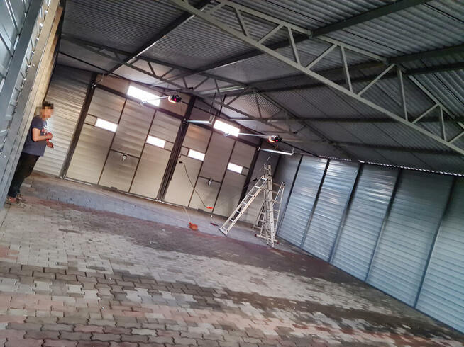 Garaż blaszany dwuspadowy 8x12 bramy uchylne okna drzwi