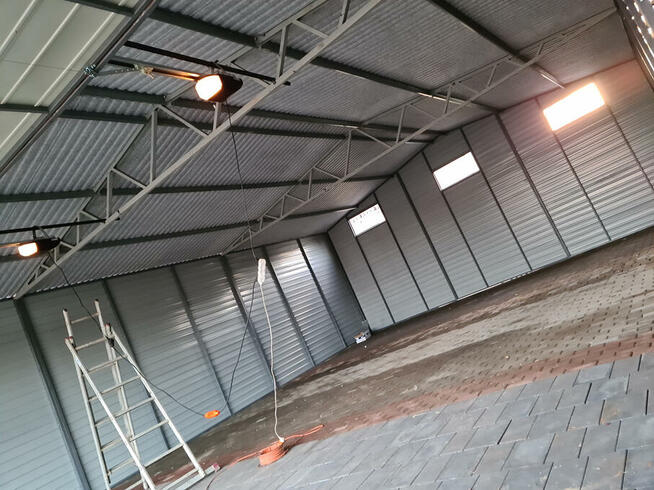 Garaż blaszany dwuspadowy 8x12 bramy uchylne okna drzwi