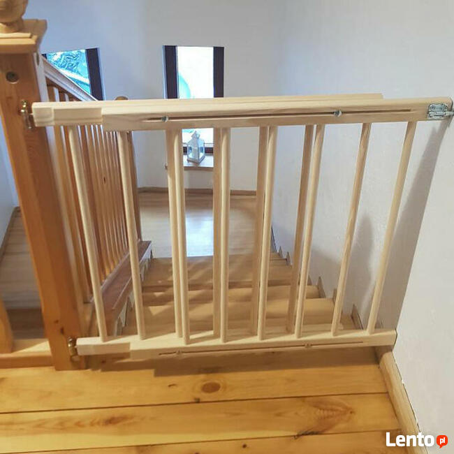 Nowa bramka, barierka zabezpieczająca na drzwi, schody