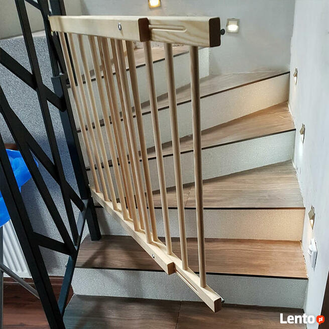 Nowa bramka, barierka zabezpieczająca na drzwi, schody