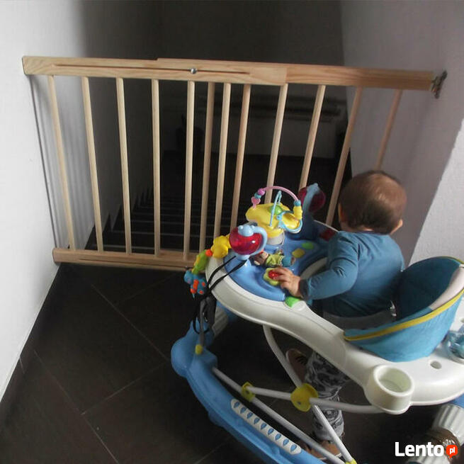 Nowa bramka, barierka zabezpieczająca na drzwi, schody