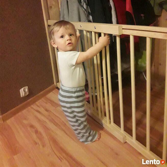 Nowa bramka, barierka zabezpieczająca na drzwi, schody