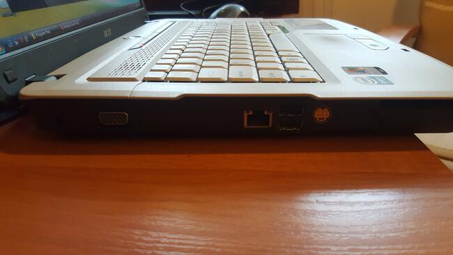 Sprzedam Laptopa do nauki (wszystko działa)