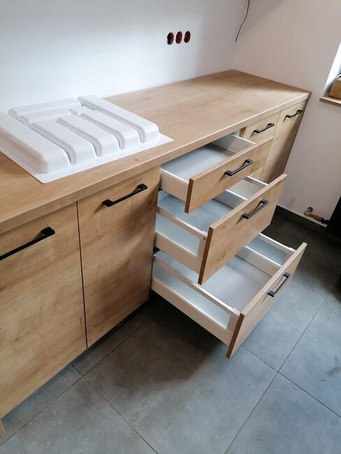 Kuchnie na wymiar, szafy, zabudowy, garderoby