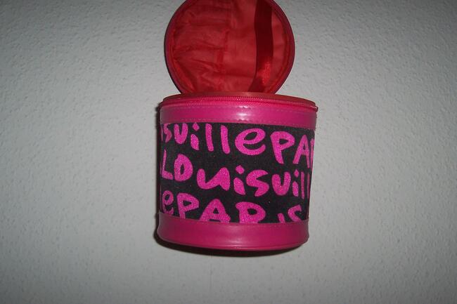 Kosmetyczka damska, okrągła.