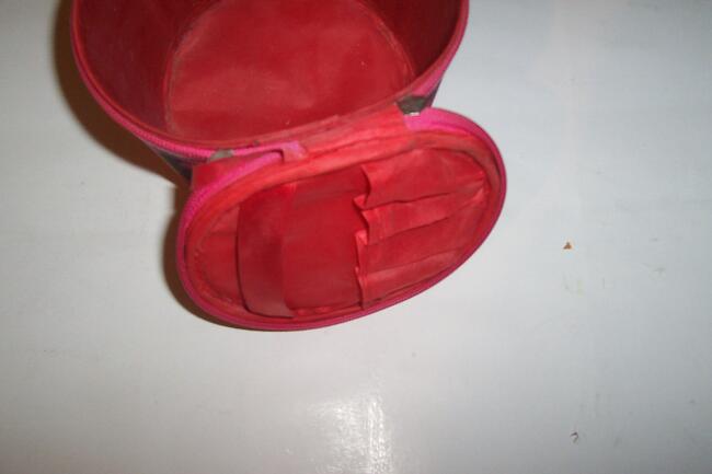 Kosmetyczka damska, okrągła.