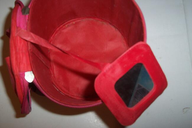 Kosmetyczka damska, okrągła.