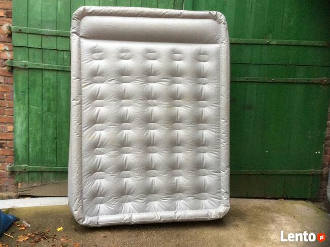 Materac dmuchany ze zintegrowana pompa.