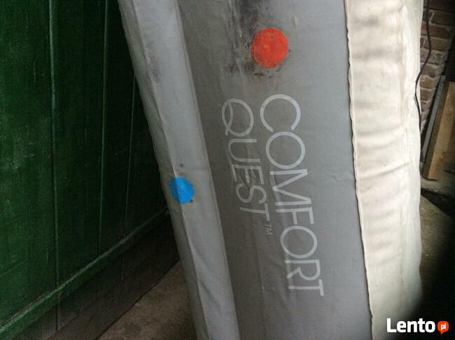 Materac dmuchany ze zintegrowana pompa.