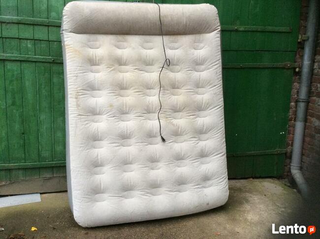 Materac dmuchany ze zintegrowana pompa.